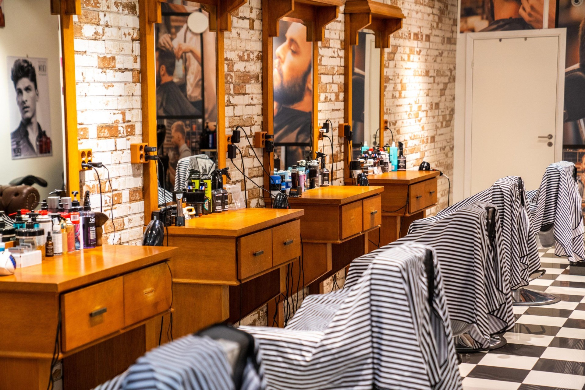 Barberarstationer i rad med vintage trämöbler